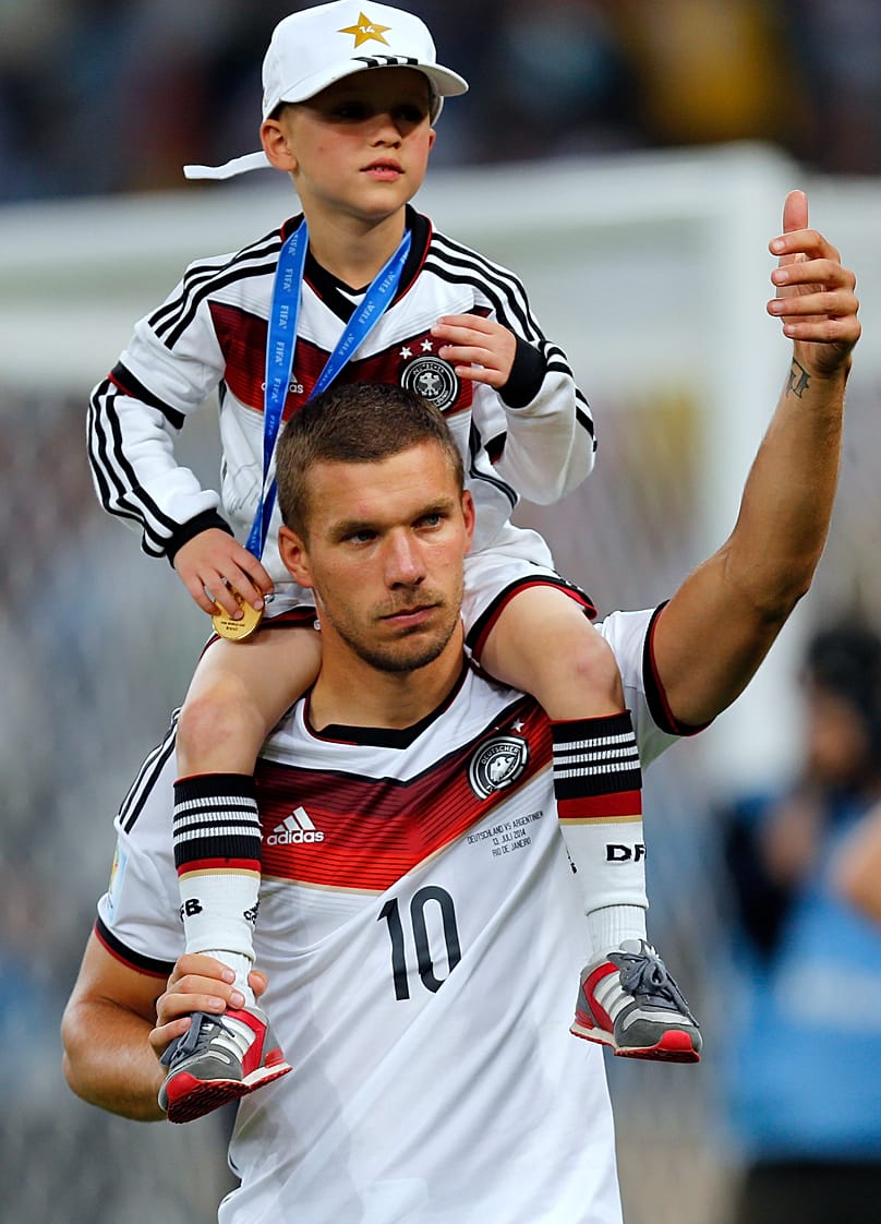 Lukas Podolski mit seinem Sohn Louis Gabriel nach dem WM-Finale zwischen Deutschland und Argentinien in Brasilien im Juli 2014.
