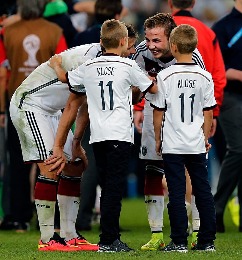 Fußballer Mario Götze unterhält sich nach dem WM-Finale zwischen Deutschland und Argentinien im Juli 2014 mit den Kindern seines Teamkollegen Miroslav Klose.