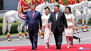 Xi Jinping e esposa, Peng Liyuan, e o líder norte-coreano Kim Jong Un e a esposa, Ri Sol Ju, participam numa cerimónia de boas-vindas em Pyongyang, em 8 de junho de 2026.