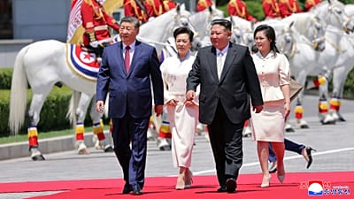 Xi Jinping e esposa, Peng Liyuan, e o líder norte-coreano Kim Jong Un e a esposa, Ri Sol Ju, participam numa cerimónia de boas-vindas em Pyongyang, em 8 de junho de 2026.