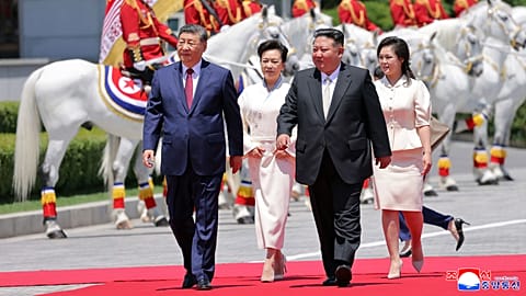 Hszi Csin-ping kínai elnök és Kim Dzsong Un észak-koreai vezető feleségükkel üdvözlő ceremónián Phenjanban, 2026. június 8.