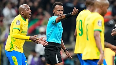 Schiedsrichter Omar Artan in der Bildmitte zeigt im Finale der CAF Champions League zwischen AS FAR Rabat und Mamelodi Sundowns in Rabat, Marokko, am 24. Mai einen Elfmeter an.