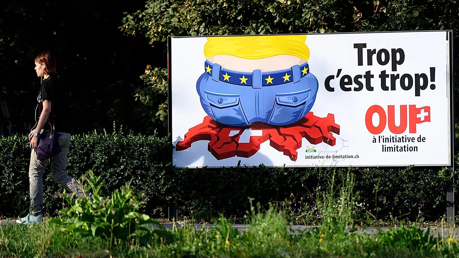 Um cartaz do Partido Popular Suíço (SVP) para uma iniciativa de imigração moderada com o slogan "Já chega!", em Lausana, 27 de agosto de 2020