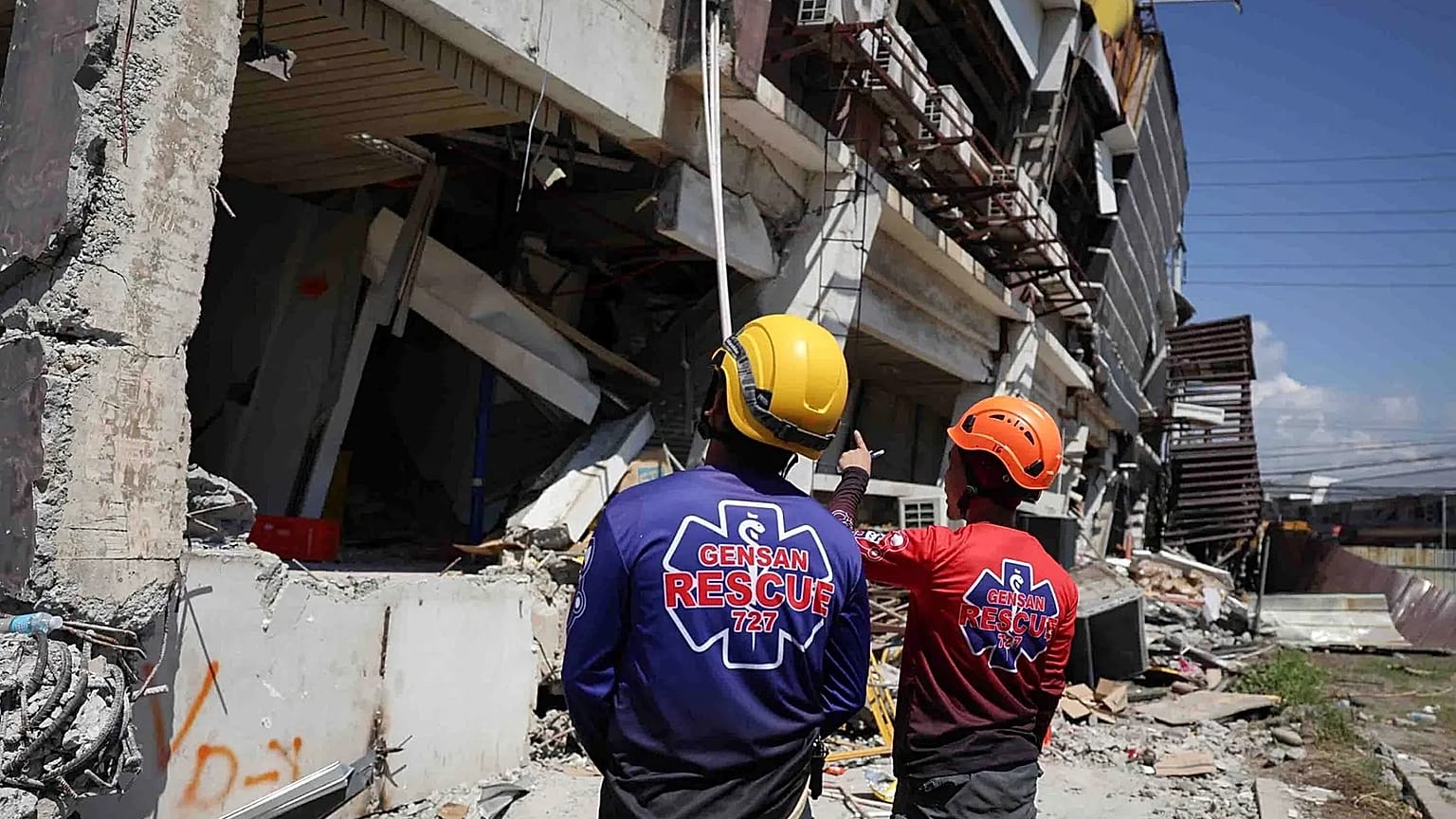 Equipa de salvamento inspeciona edifício danificado após terramoto em General Santos, 9 de junho de 2026