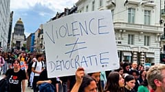 Protestplakat mit der Aufschrift „Gewalt ist keine Demokratie“