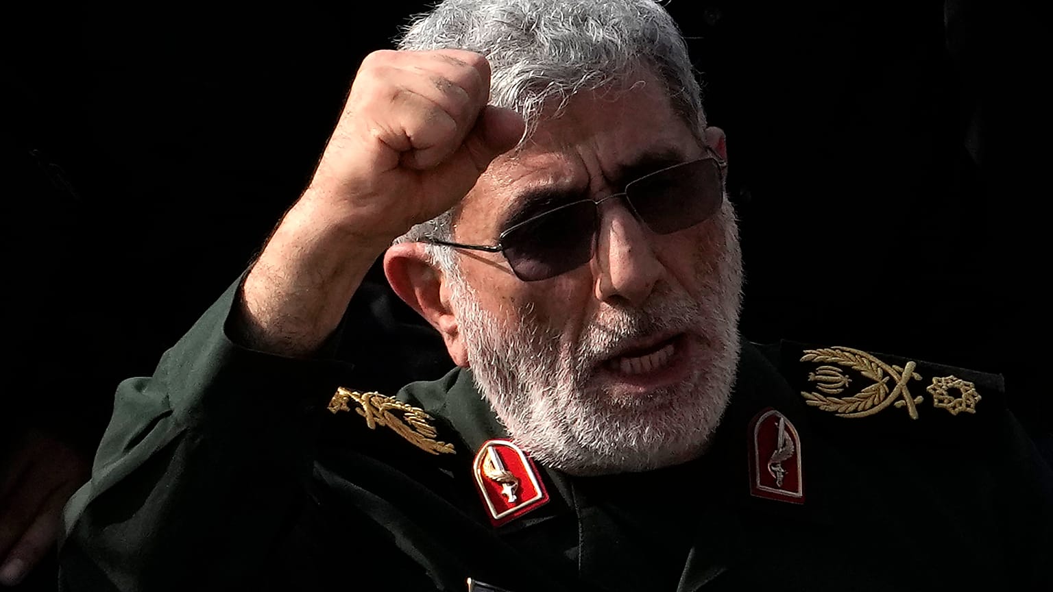 قائد فيلق القدس التابع للحرس الثوري الإيراني، الجنرال إسماعيل قاني، يهتف بشعار "الموت لإسرائيل" خلال مراسم جنازة الجنرال الراحل في الحرس الثوري عباس نيلفوروشان