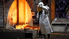Archivbild: Ein Arbeiter läuft an einem Hochofen im ThyssenKrupp-Stahlwerk in Duisburg vorbei, Deutschland, Januar 2020.