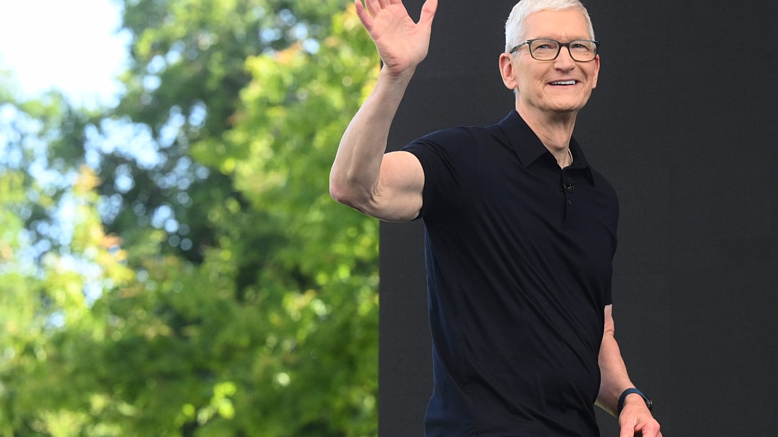 Tim Cook salue lors de la conférence annuelle des développeurs d'Apple au siège du groupe à Cupertino, en Californie, le lundi 8 juin 2026.