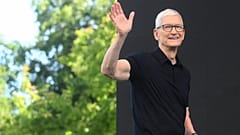 Apple-Chef Tim Cook winkt bei der jährlichen Entwicklerkonferenz am Firmensitz in Cupertino, Kalifornien, am Montag, dem achten Juni 2026.