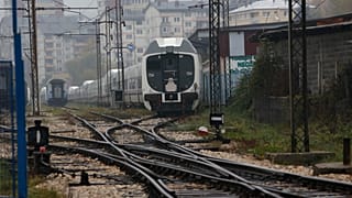 Auf diesem Foto vom Dienstag, dem zwölften November 2013, stehen moderne Züge des spanischen Herstellers Talgo im Bahndepot von Sarajevo.