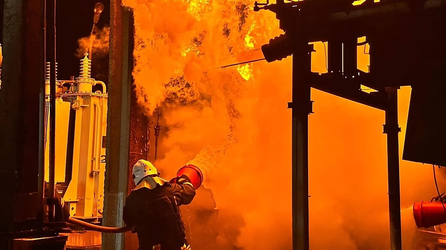 Equipas de socorro extinguem um incêndio numa instalação energética após um ataque russo em Odessa, 8 de junho de 2026
