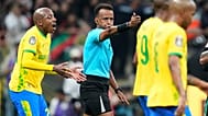  الحكم عمر أرتان، لاعب الوسط، يشير إلى ركلة جزاء خلال المباراة النهائية لدوري أبطال أفريقيا لكرة القدم بين أس فار الرباط ومملودي صن داونز، في الرباط، المغرب، الأحد 24 مايو 202