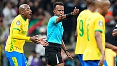  الحكم عمر أرتان، لاعب الوسط، يشير إلى ركلة جزاء خلال المباراة النهائية لدوري أبطال أفريقيا لكرة القدم بين أس فار الرباط ومملودي صن داونز، في الرباط، المغرب، الأحد 24 مايو 202
