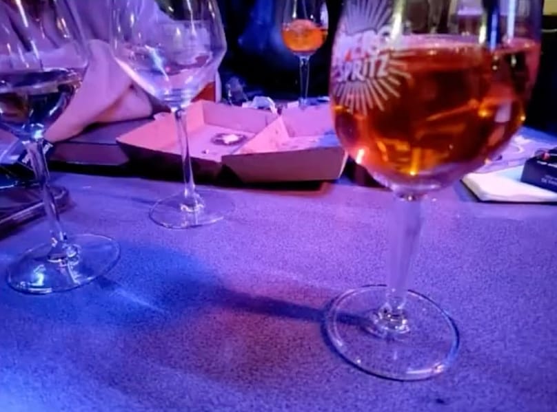 Aperol-Spritz-Gläser auf einem Tisch