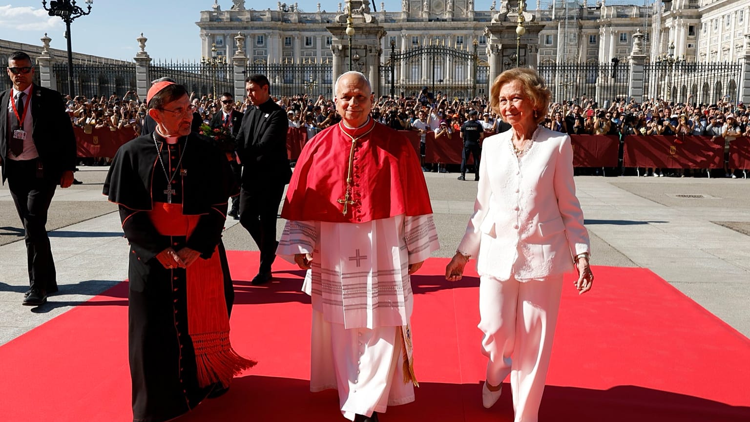 Altkönigin Sofía und Papst Leo XIV bei ihrer Ankunft an der Almudena-Kathedrale in Madrid.