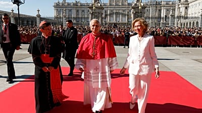 La reine émérite doña Sofía et le pape Léon XIV, à leur arrivée à la cathédrale de l'Almudena, à Madrid.