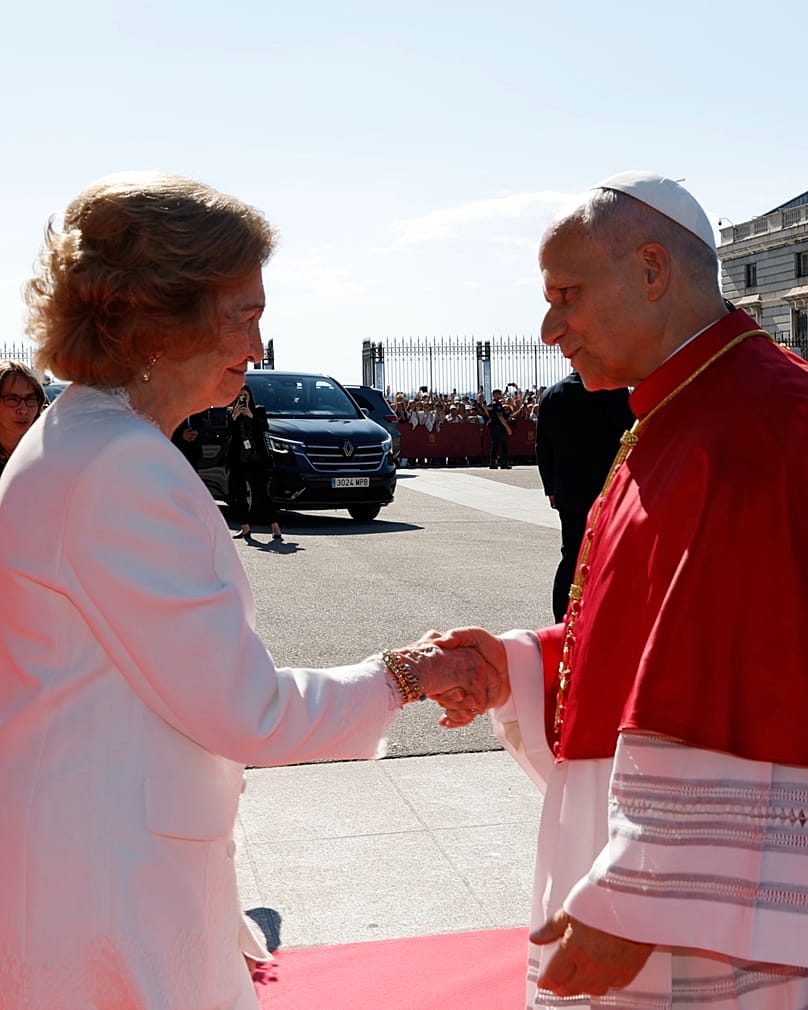 Alt-Königin Sofía und Papst Leo XIV. bei ihrer Ankunft an der Kathedrale Santa María la Real de la Almudena.