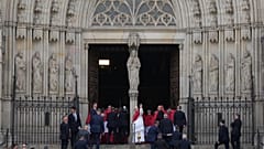 Papa Leão XIV saúda das escadarias da Catedral da Santa Cruz e Santa Eulália, em Barcelona, Espanha, na terça-feira, 9 de junho de 2026.