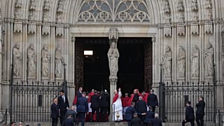El Papa León XIV saluda desde las escaleras de la Catedral de la Santa Cruz y Santa Eulalia, en Barcelona, ​​España, el martes 9 de junio de 2026.