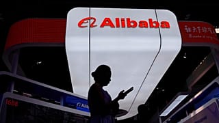 ARCHIV: Ein Besucher geht am Alibaba-Stand auf der dritten China International Supply Chain Expo im China International Exhibition Center in Peking vorbei. 18. Juli 2025