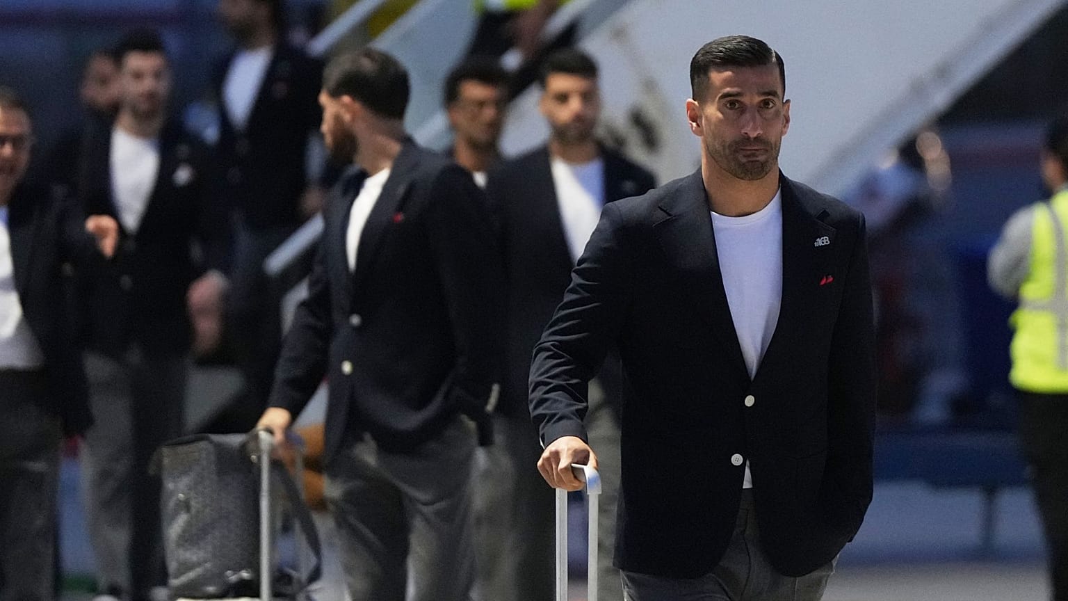 L'Iranien Ehsan Hajisafi, à droite, arrive avec ses coéquipiers pour la Coupe du monde de football à Tijuana, au Mexique, le dimanche 7 juin 2026. (AP Photo/Gregory Bull)