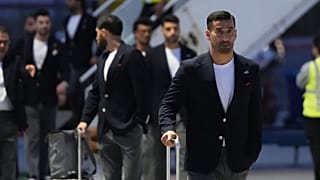 Ehsan Hajisafi aus dem Iran, rechts, trifft am Sonntag, 7. Juni 2026, mit seinen Teamkollegen zur Fußball-WM in Tijuana, Mexiko, ein. Foto: Gregory Bull/AP