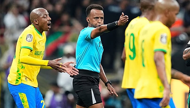 ARCHIVES - L'arbitre Omar Artan, au centre, signale un penalty lors de la finale de la Ligue des champions de la CAF entre l'AS FAR Rabat et Mamelodi Sundowns, à Rabat, au Maroc, dimanche,