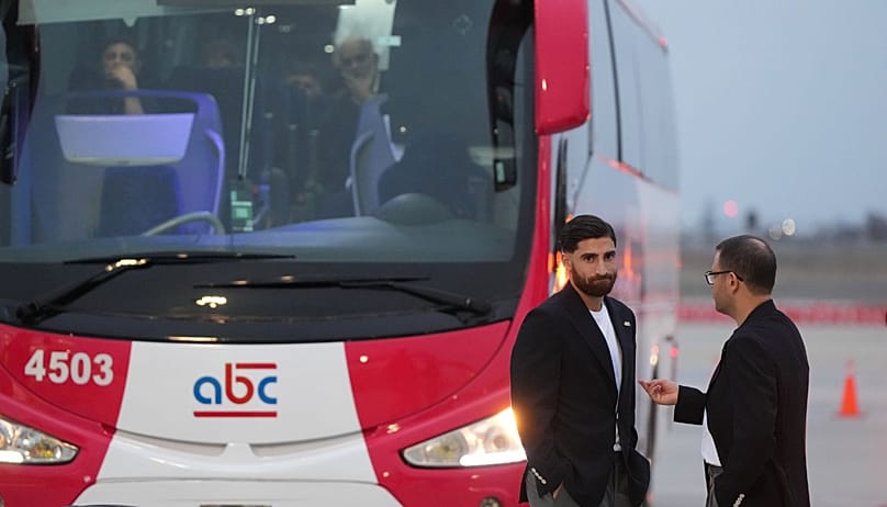 L'Iranien Alireza Jahanbakhsh, deuxième en partant de la droite, discute avec un membre de l'encadrement à son arrivée avec ses coéquipiers pour le tournoi de la Coupe du monde de football à Tijuana, au Mexique, dimanche, juin