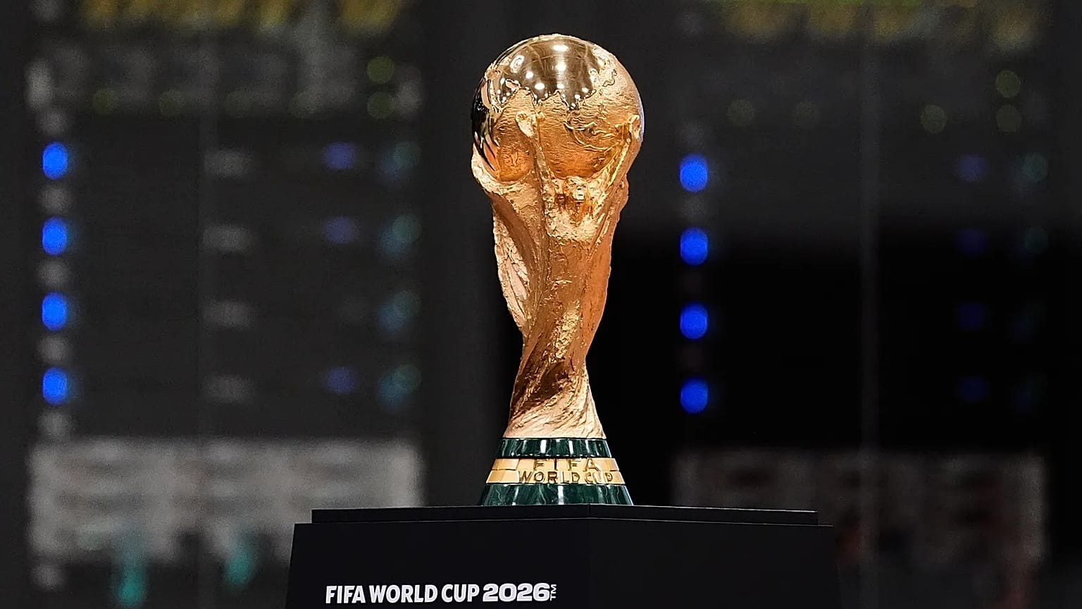Dünya Kupası kupası, Dallas’taki Uluslararası Yayın Merkezi’nin 1 Haziran 2026’daki açılış töreninde sergileniyor.
