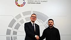 O primeiro-ministro da Estónia, Kristen Michal, e o presidente da Ucrânia, Volodymyr Zelenskyy, apertam as mãos em Tallinn, 9 de junho de 2026