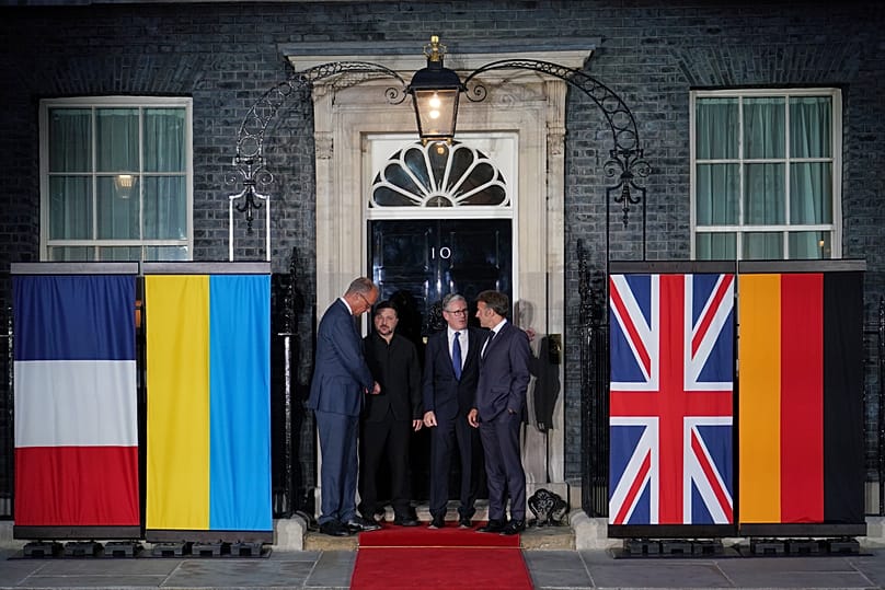 Friedrich Merz, Volodymyr Zelenskyy, Keir Starmer dhe Emmanuel Macron në pragun e Downing Street 10 në Londër, 7 qershor 2026