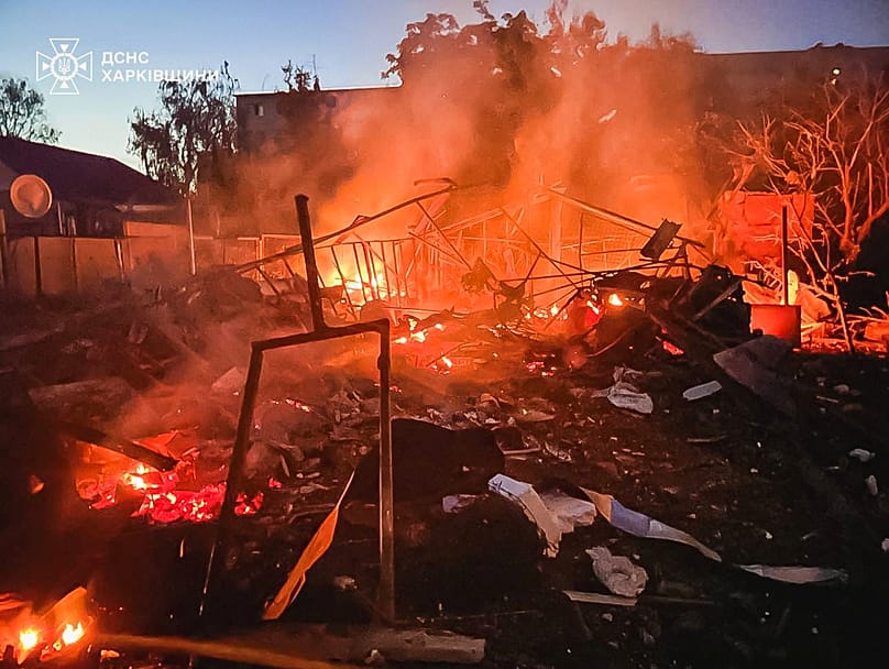 Un edificio danneggiato in fiamme dopo un attacco russo a Kharkiv, 9 giugno 2026