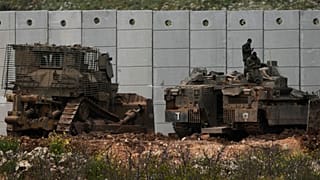 يظهر جنود إسرائيليون على طول الحدود بين إسرائيل ولبنان في شمال إسرائيل، الأحد 12 أبريل 2026. 