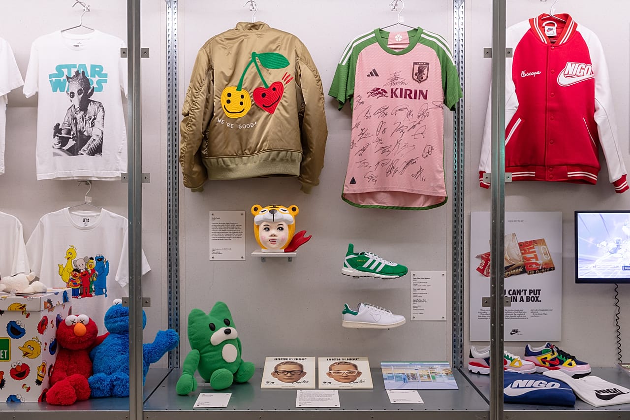 Diversas peças de roupa da coleção pessoal de Nigo em exposição no Design Museum