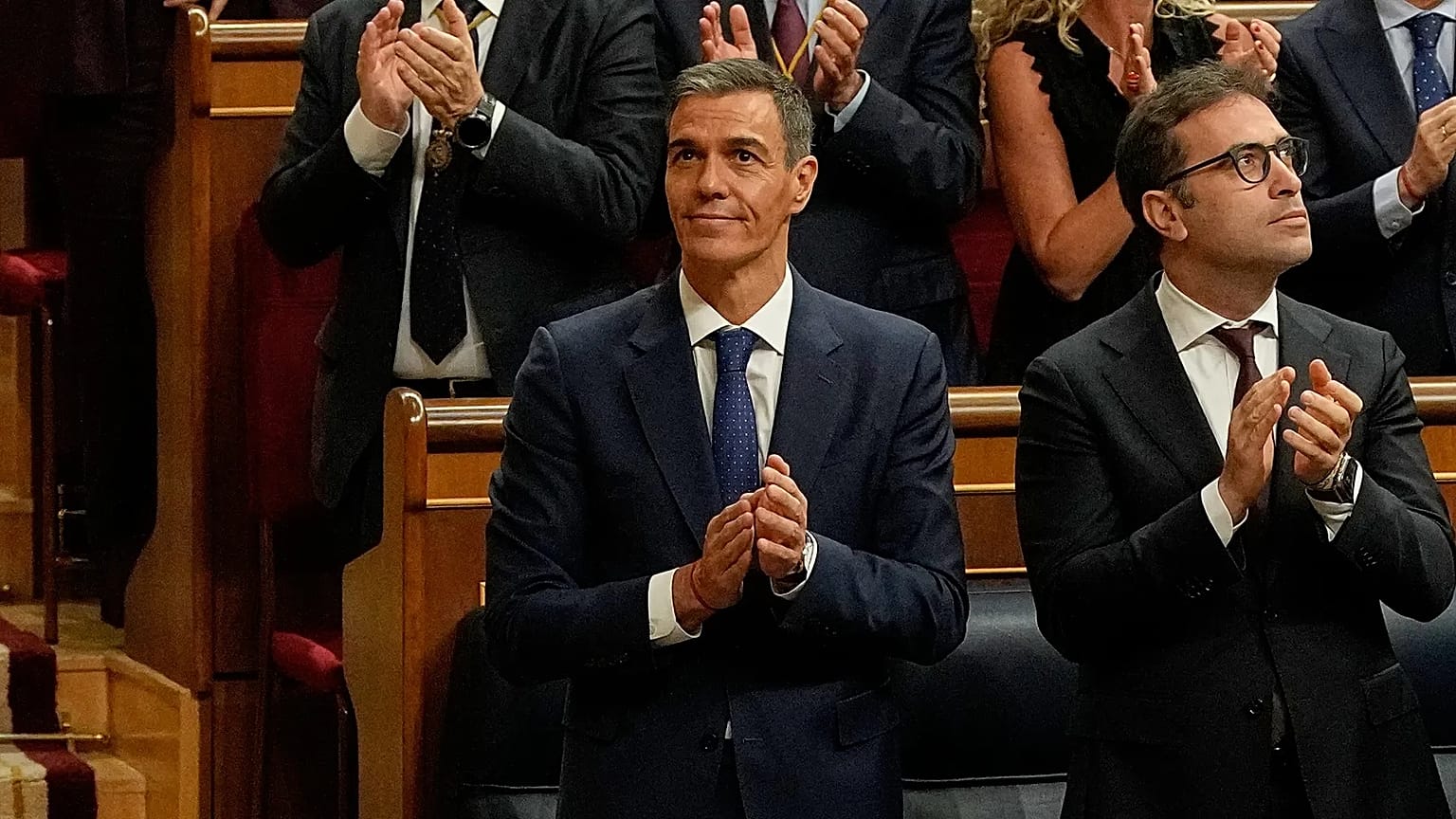 Pedro Sánchez, presidente del governo, insieme al primo vicepresidente e ministro dell'Economia, del Commercio e delle Imprese, Carlos Cuerpo, al Congresso dei deputati