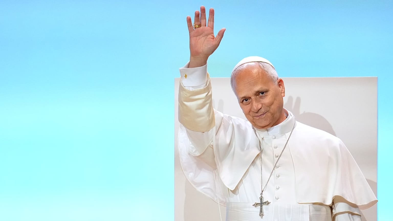 Papa Leone XIV saluta al suo arrivo per incontrare i volontari all'IFEMA, a Madrid, in Spagna, il 9 giugno 2026.