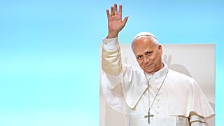 El Papa León XIV saluda a su llegada para reunirse con los voluntarios en IFEMA, en Madrid, España, el 9 de junio de 2026.