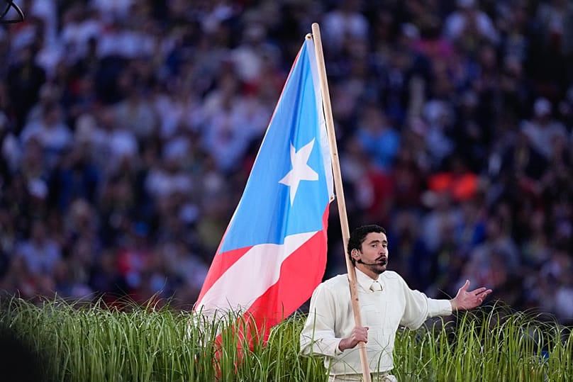 Bad Bunny durante l'intervallo del Super Bowl, tra i New England Patriots e i Seattle Seahawks, l'8 febbraio 2026, a Santa Clara, California.