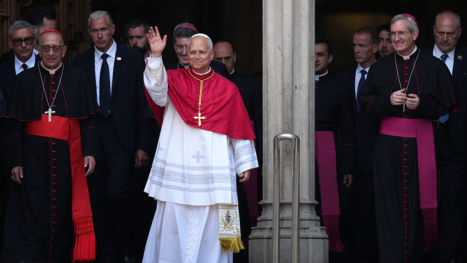 Papa Leão XIV acena à multidão em festa após a oração do meio-dia na Catedral da Santa Cruz e Santa Eulália, em Barcelona