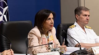 La ministra de Defensa de España, Margarita Robles, mantiene una reunión telemática con el mando del contingente español en Letonia, el 8 de junio de 2026