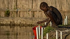 طفل يحضر الماء بدلو في مقاطعة فانجاك القديمة بولاية جونقلي بجنوب السودان الأربعاء 25 نوفمبر 2020. 