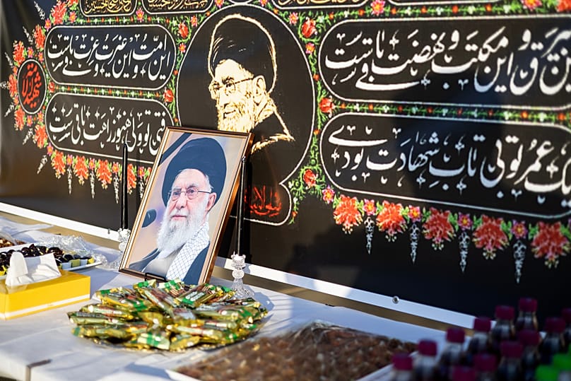 با گذشت سه ماه از مرگ علی خامنه‌ای، هنوز مراسم تشییعی برای او برگزار نشده است