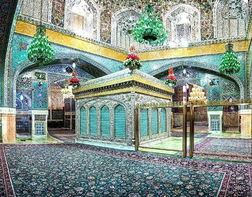 گفته می‌شود علی خامنه‌ای قرار است در حرم امام شیعیان در مشهد دفن شود