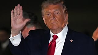 El presidente Donald Trump hace un gesto al bajar del Air Force One, en la madrugada del martes 9 de junio de 2026, en la Base Conjunta Andrews, Maryland.