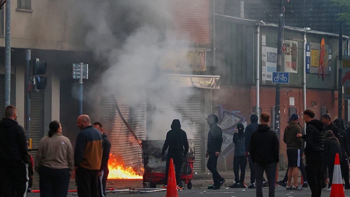 Cars and homes burn as unrest erupts in Belfast af