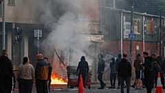 Des voitures et des maisons en flammes alors que des violences éclatent à Belfast après une attaque au couteau
