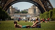 27 Mayıs 2026'da Paris'te insanlar Eyfel Kulesi'nin yanında güneşin tadını çıkarıyor.