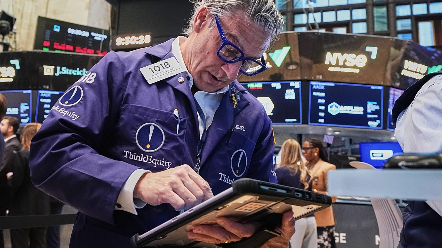 Na zdjęciu archiwalnym: makler John Romolo pracuje na parkiecie nowojorskiej giełdy NYSE, środa 3 czerwca 2026 r.