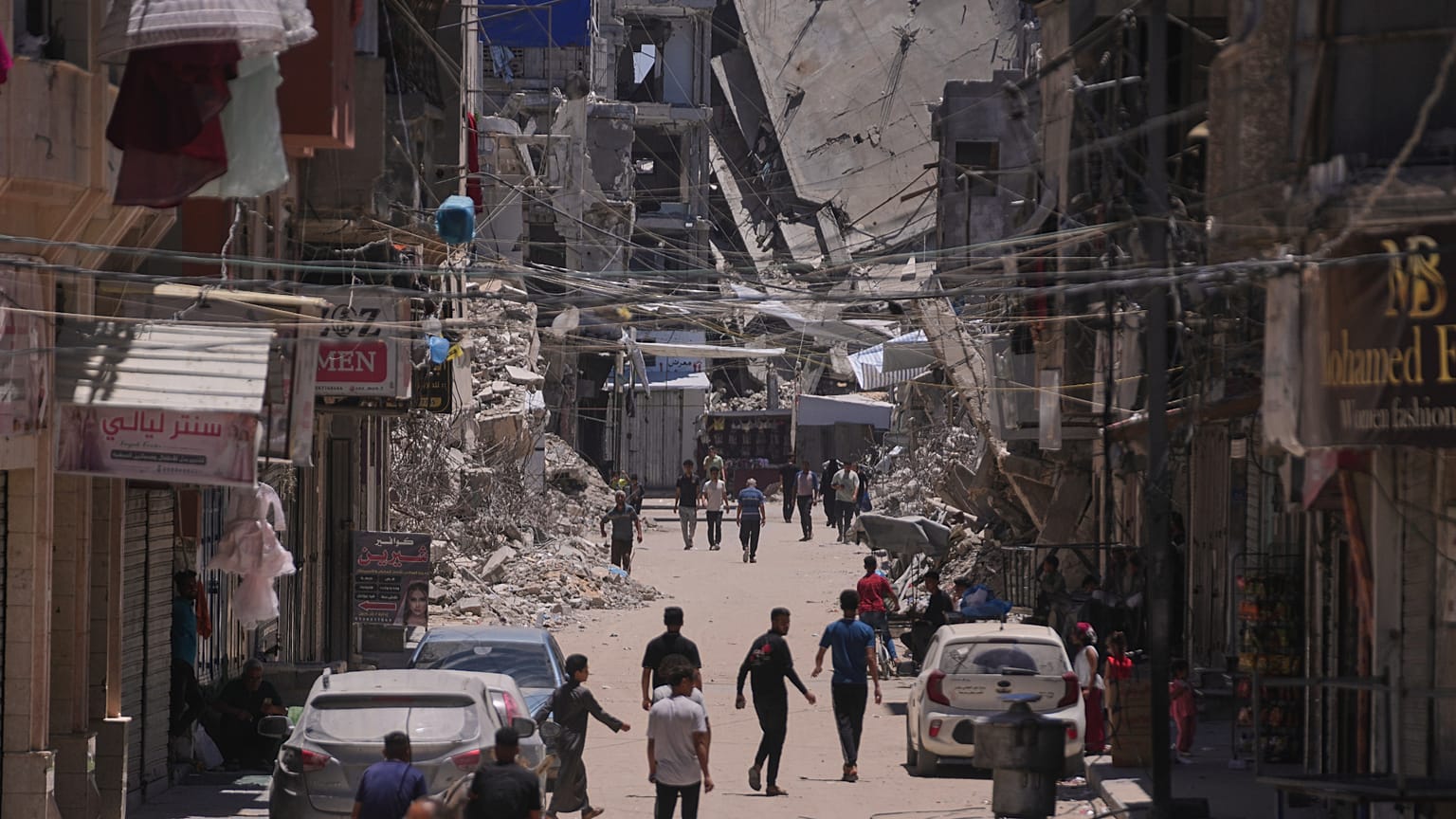  فلسطينيون يسيرون في أحد شوارع خان يونس جنوب قطاع غزة، 29 مايو/أيار 2026