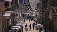  فلسطينيون يسيرون في أحد شوارع خان يونس جنوب قطاع غزة، 29 مايو/أيار 2026